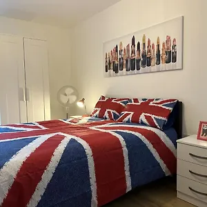 Modern, Large Independent With En-suite Bathroom In Private Owned Homestay